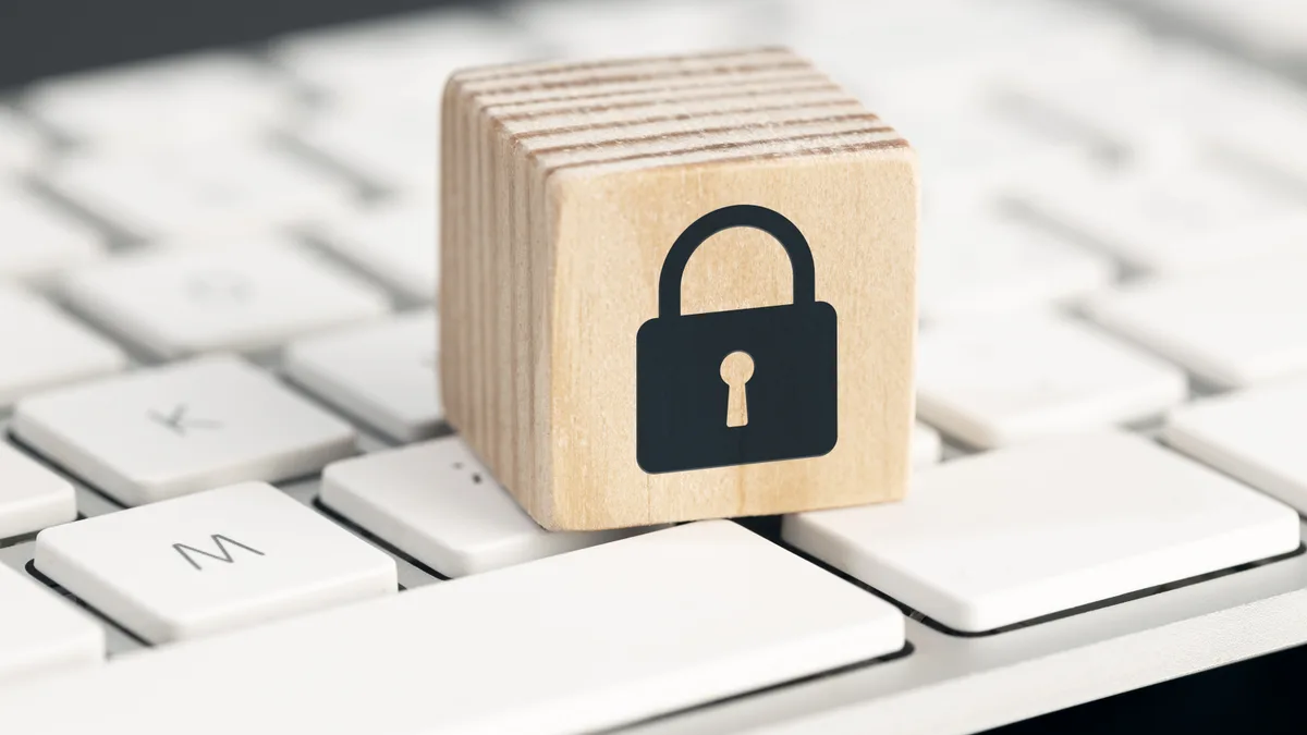 Schloss-Symbol auf einer Tastatur für Datenschutz und Einwilligung