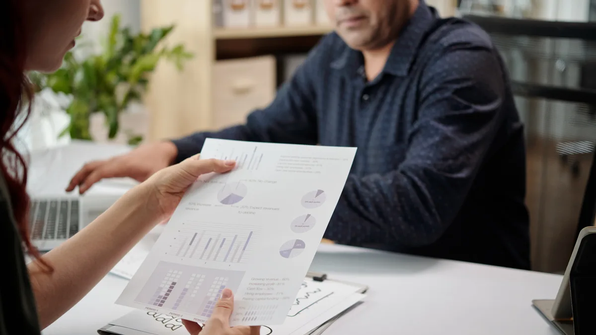 Finanzunterlagen werden in einem Beratungsgespräch geprüft